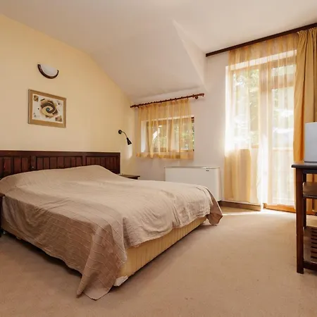 конна база и дворене 3* Razlog