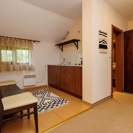 конна база и дворене 3* Razlog