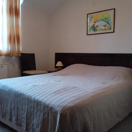 конна база и дворене Pensiune 3*