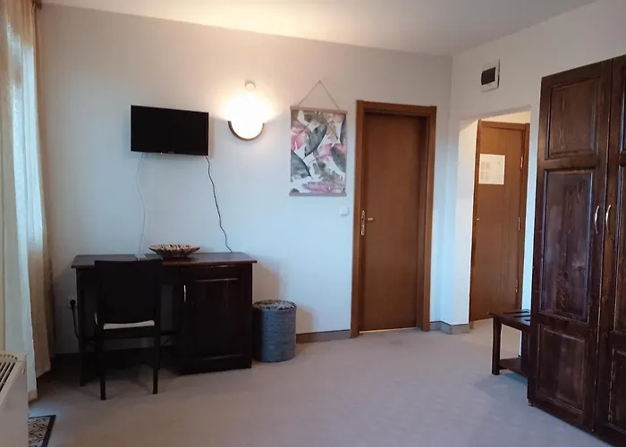 конна база и дворене 3* 拉兹洛格